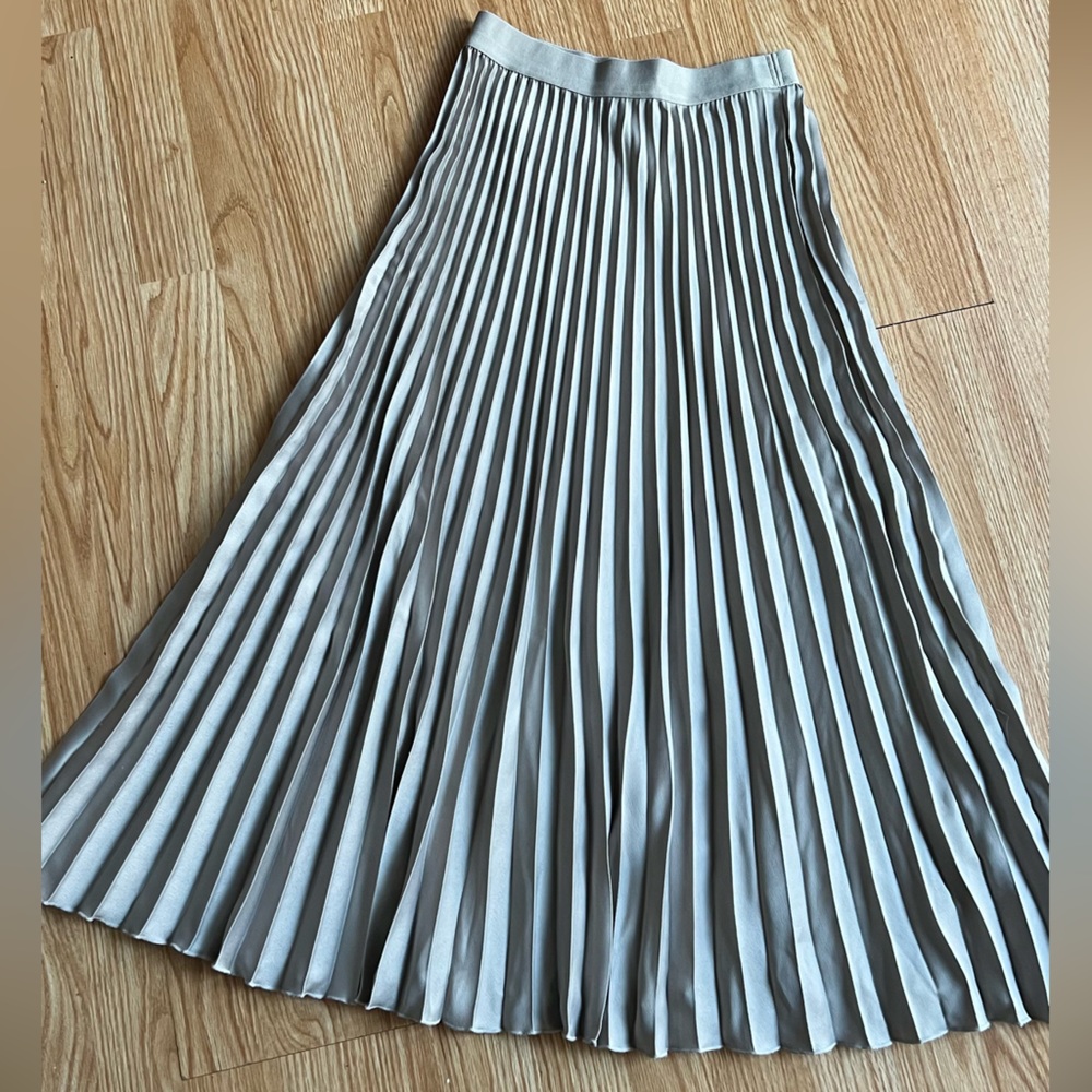 NWOT Women’s H&M plaited Silver long Skirt size XS